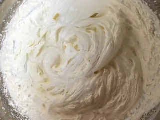 韩国草莓蛋糕,淡奶油加糖粉打至花纹清晰,提起蛋头有直立小尖角。装入套了花嘴的裱花袋