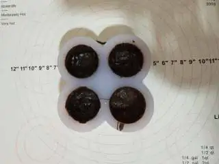 脆皮冰淇淋蛋糕,牛奶巧克力隔水融化，用小刷子沾少许巧克力，刷在模具内壁！如果盆内的巧克力凝固的话，就再隔水融化，继续刷！在模具内壁刷一层薄厚均匀的巧克力壳即可！