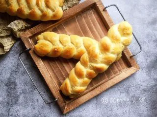 一发的淡奶油辫子面包,完成