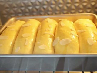 南瓜泥黄金软排包,送入预热好的烤箱170度18分钟即可