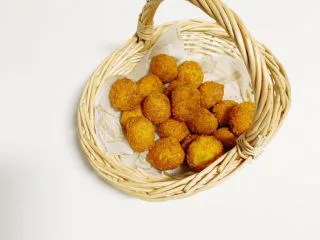 油炸土豆小丸子（超简易版）,开始享用吧，沾点番茄酱，好吃到停不下来。