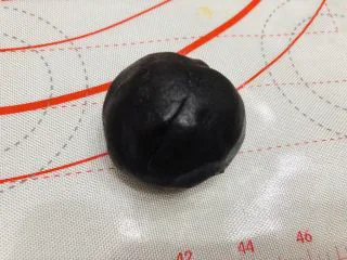 酥到掉渣的豆沙蛋黄酥,你要来一个吗?,包好的豆沙蛋黄馅放一边。