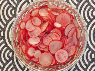 夏日开胃小菜——柠檬橙香萝卜,将萝卜清洗待用；