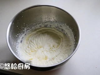 数字生日蛋糕,淡奶油加入绵白糖或糖粉,打发至纹路明显不流动的状态,同时准备水果。