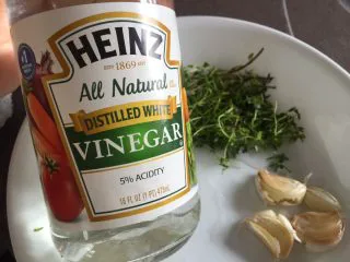 意式烤小土豆,少许（约一勺）醋拌入香草中