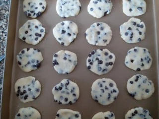 巧克力豆曲奇,沾满巧克力豆的面团,用她的小手按扁后,放进烤盘里。