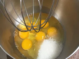 黑砖蜜豆吐司,加入细砂糖。