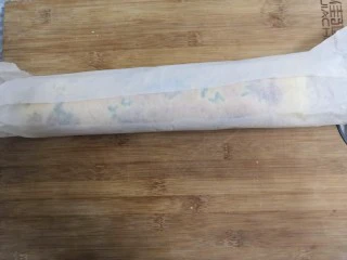 无油肉松蛋糕卷,用油纸包好,卷起来,放冰箱冷藏1小时,定型
