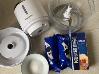 奥利奥木糠杯,先把材料备好,我用的搅拌机,几秒钟搞定