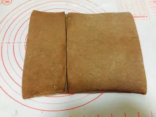 网红脏脏包（开酥版）,擀好的面片，切掉两端边缘位置。左起四分之一，向右折叠。右起四分之三，向左折叠。接口相遇。