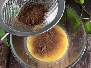可可戚风蛋糕,筛入可可粉 