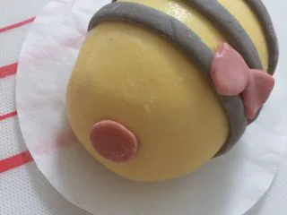 卡通果蔬馒头-小蜜蜂,如图,再压出一个小圆做嘴巴