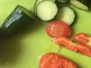 鸡肉主厨沙拉,蒸鸡蛋的时间，可以切黄瓜和西红柿。