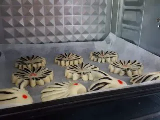 中式点心~玫瑰酥,放入预热好的烤箱中,180度烤18~20分钟左右,想要白白的酥皮点心,可覆盖锡纸进行烤制。