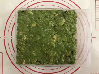 网红~~~抹茶雪花酥,放入模具中,压平。