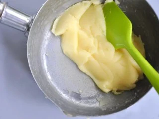 芋泥肉松泡芙,再开小火不断翻炒面团,直到锅底出现一层白膜即可