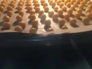 扁桃仁一口酥,烤箱提前160度预热5分钟,放入烤箱上下火165度20分钟,每个烤箱火候不一样,可以根据自家烤箱火候来设定