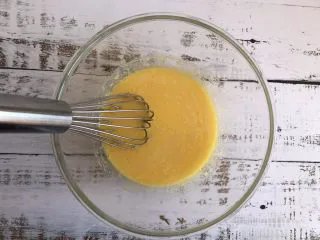 蔓越莓蛋糕卷,搅拌均匀