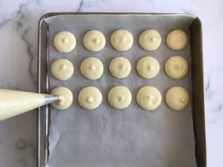 迷你巧克力夹心派,装入裱花袋，大小均匀的挤入烤盘中