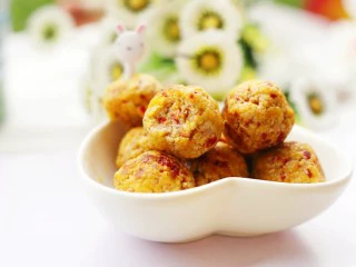 酸甜可口的草莓脆米粉球,酸酸甜甜超好吃～