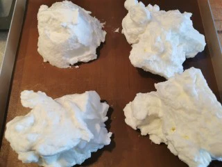 空气舒芙蕾~消耗蛋白的好方法,像这种状态，此时烤箱进行预热