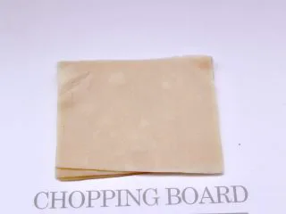 馄饨皮香蕉派,直到放上第三张成一组，表面不刷花生油。