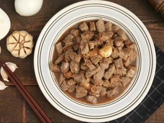 西餐中做的天津名菜，黑蒜子牛肉粒,成品展示