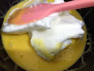 海苔肉松小贝,先取3分之1的蛋白放入蛋黄糊里