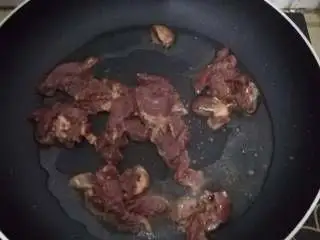 黑椒牛柳意面,热锅热油,倒入牛肉快速翻炒