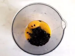 【无烤箱版】黑米蛋糕,黑米、牛奶、色拉油、蛋黄 混合倒入料理机或破壁机 搅拌成细腻的黑米糊; TIPS2:黑米要提前浸泡一晚;