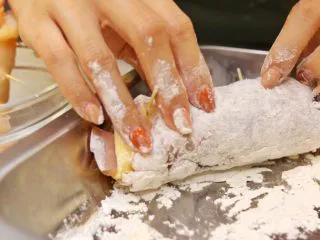 蓝带爆浆鸡排,把鸡肉卷先沾面粉