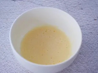 6寸KT猫奥利奥慕斯蛋糕,等时间差不多时开始制作镜面，吉利丁粉加入35克纯牛奶搅拌，然后隔水融化备用