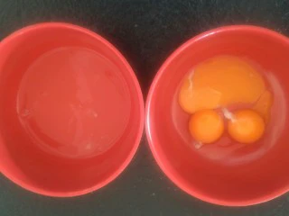 最“柔软”纸杯蛋糕☕—爆浆巧克力,三个鸡蛋，蛋黄蛋清分离。