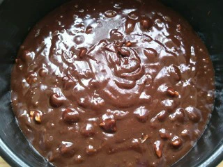 抹茶奶酪慕斯核桃布朗尼（8寸）,把布朗尼糊倒入八寸圆模中。