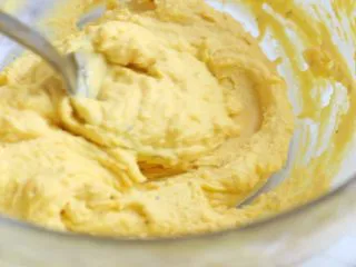 绿色美食+鱼子酱魔鬼蛋,蛋黄混合物用勺压成泥。