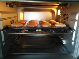 百香果蜂蜜纸杯蛋糕,放入预热好的烤箱中层上下火140度10分钟转150度10分钟