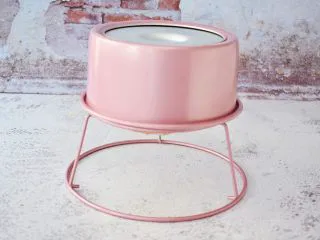 7寸中空原味戚风蛋糕,烤好马上取出震一下，然后倒扣晾凉再脱模