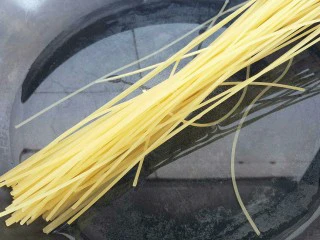 青椒香菇牛肉意面,然后开始煮意面