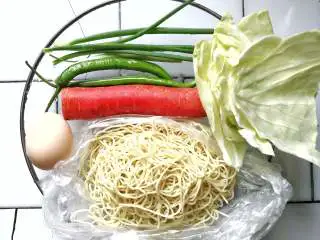 月半弯炒(拌)面,卷心菜、青椒、青葱、胡萝卜等食材洗净备用