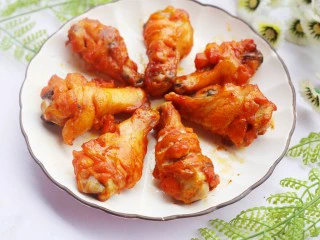 骨头都啃光的奥尔良鸡翅根,盛入盘中。