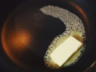 牧羊人派(Shepherd’s pie),热锅放入剩下的30g黄油至黄油融化。 小火哦,黄油很容易焦了。