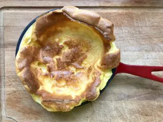 简单颜值高—荷兰松饼低卡版,时间到出炉，颜色刚好，刚出炉很高，出炉后会回缩，造型很好看像个盆地😄