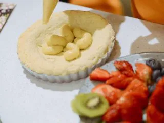 #春日烘焙教室#草莓塔/水果塔,柠檬奶油馅装入裱花袋，挤入准备好的塔皮。用刮刀抹平。