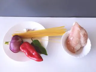 西餐之黑椒鸡丝意大利面,将洋葱红辣椒青辣椒意大利面大蒜鸡胸肉准备好
