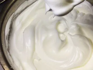 八寸戚风蛋糕,高速搅打至干性发泡,提起打蛋头,有直立的小尖角。放入冰箱冷藏备用