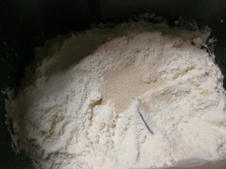 没有鸡蛋的面包,放入面粉和发酵粉