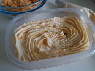 咸蛋黄肉松盒子蛋糕,盒子最下面放上一层蛋糕，然后挤上一层咸蛋黄奶油,，一层肉松，再奶油，肉松的顺序。好吃的咸蛋黄肉松蛋糕就做好了！