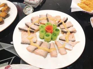 白灼沙拉三文鱼-西餐、年夜饭,挤上沙拉酱，全部完成。