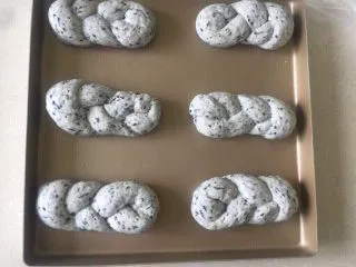 佛系养生黑芝麻辫子面包,第二十一步:全部做好后开始二发36度湿度75%发酵40分钟就好了