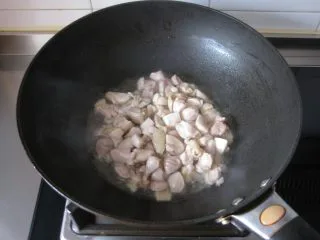 葡国鸡饭：在家复制香浓馥郁的异域美食,.炒锅烧热倒油，油热后放入鸡丁中火翻炒至鸡肉熟透。 